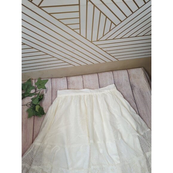 BEBE Women's WHite Skirt A-Line Lace Crotchet Trim Cut Out Zip Back Size 4 - Picture 2 of 6